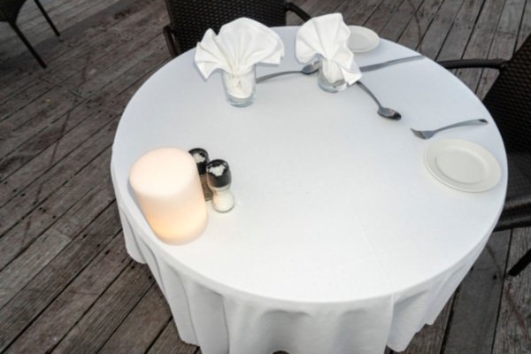 Benefits of Using Round Polyester Tablecloths for Your Dining Room